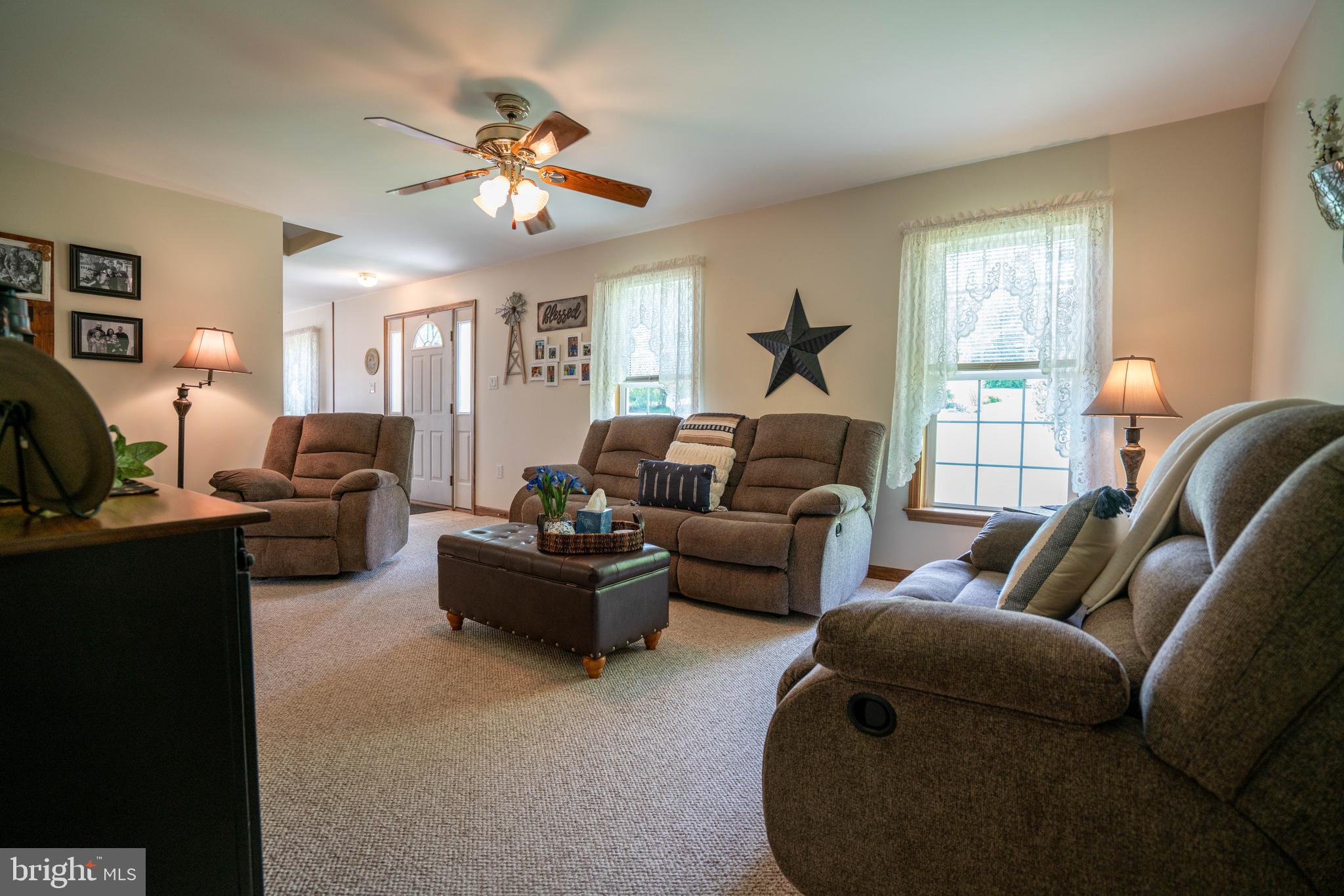 1707 West Rock Road Perkasie, PA 18944 - Photo 22 of 71 Living Room