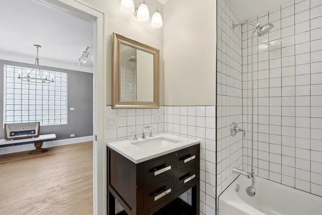 $875,000 | 2600 West North Shore Avenue, Chicago, IL 60645