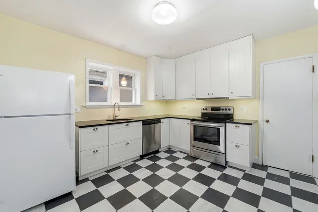 $875,000 | 2600 West North Shore Avenue, Chicago, IL 60645