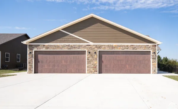 $350,000 | 915 Eagle Ridge Drive, Baldwin City, KS 66006