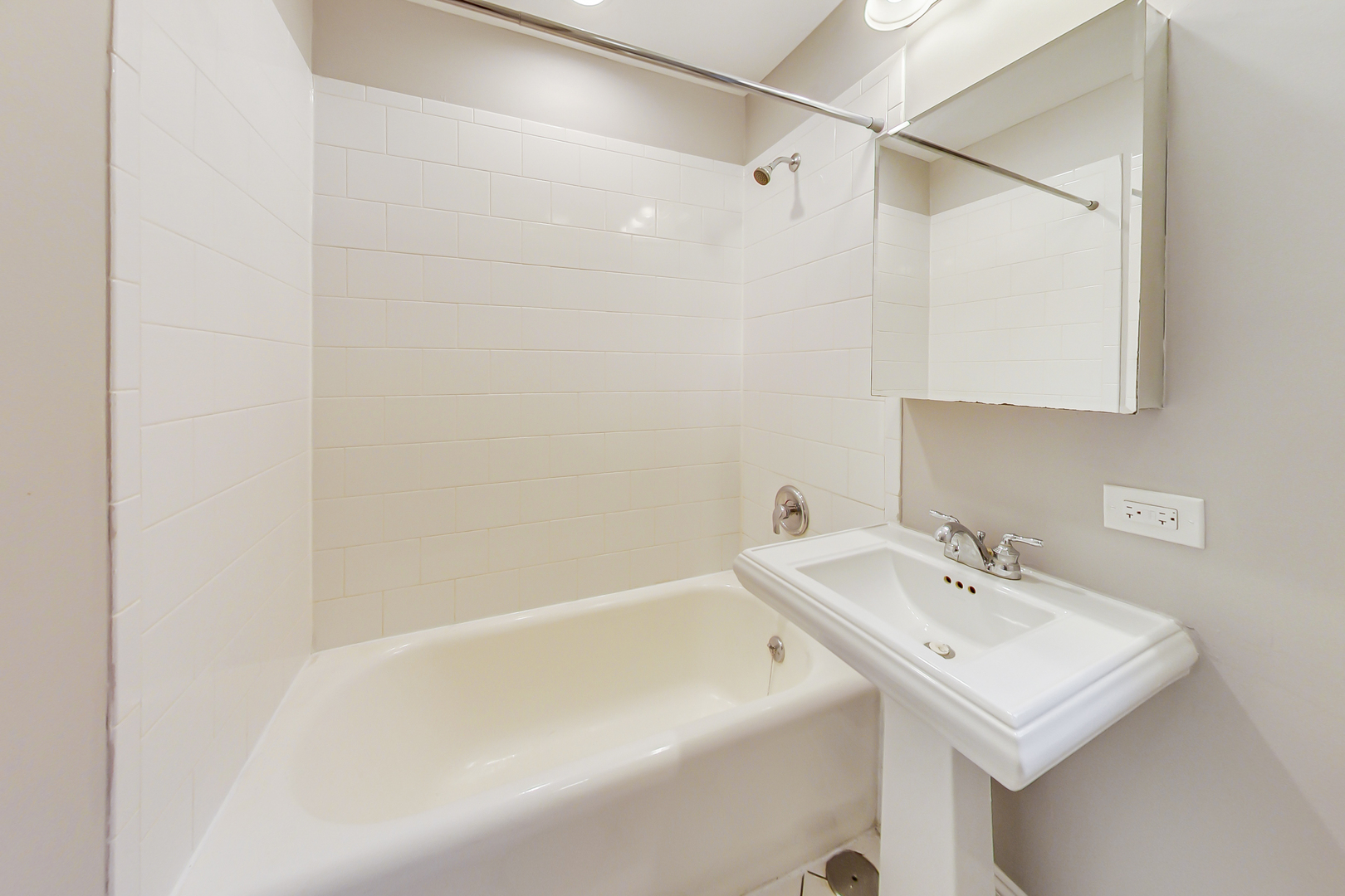 932 Pleasant Street, Unit 2W Oak Park, IL 60302 - Photo 13 of 21 a bathroom with a sink and a bathtub