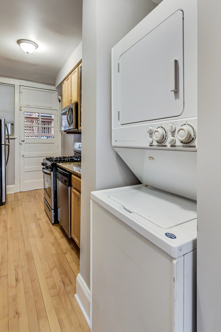 932 Pleasant Street, Unit 2W Oak Park, IL 60302 - Photo 18 of 21 a view of a kitchen with stove and cabinets