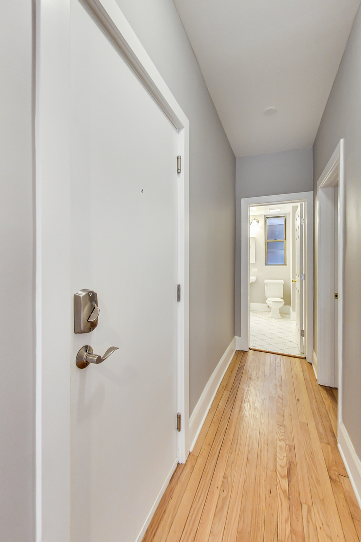 932 Pleasant Street, Unit 2W Oak Park, IL 60302 - Photo 4 of 21 a view of a livingroom with wooden floor