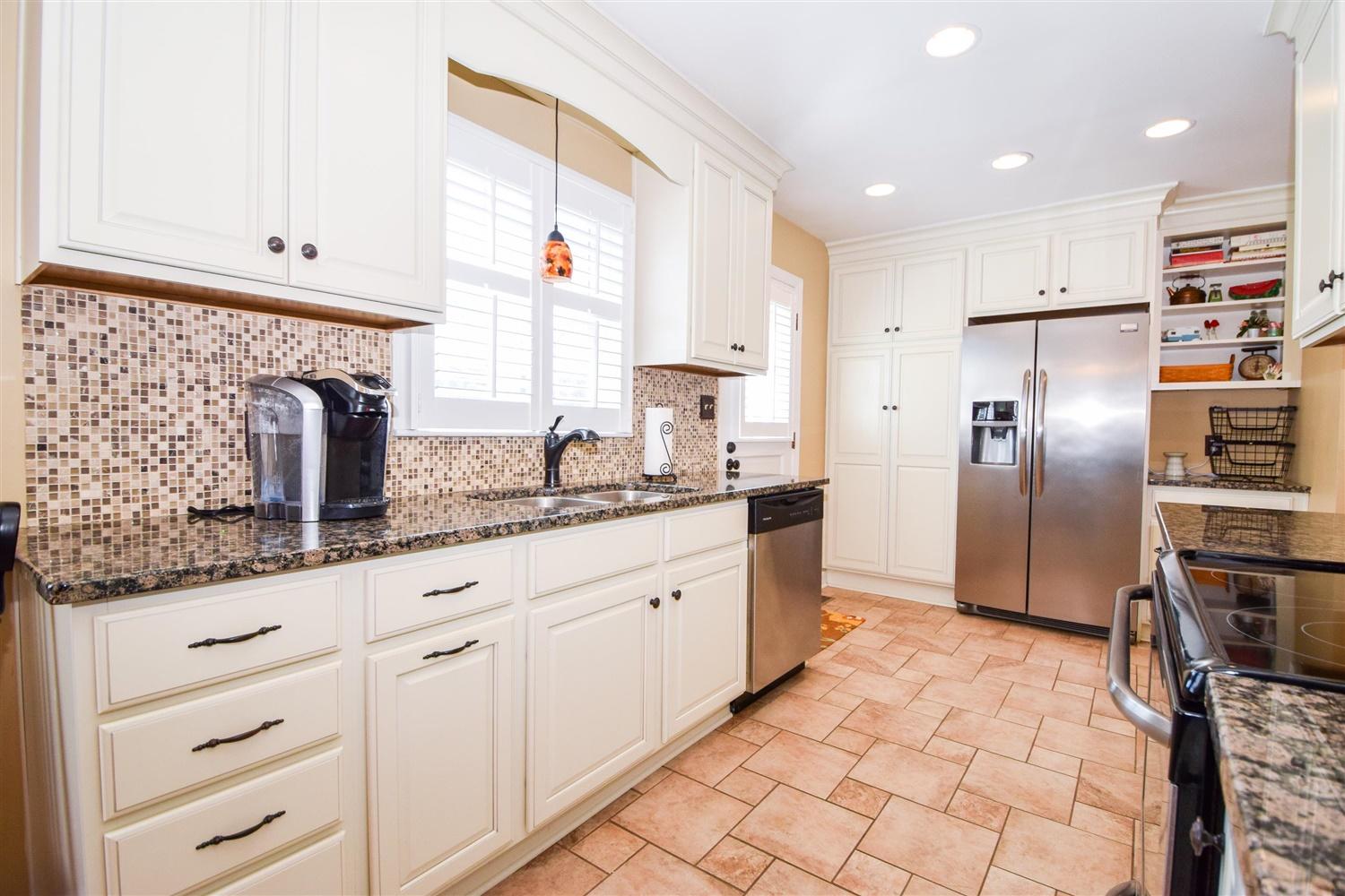3486 Greencliff Road Roanoke, VA 24018 - Photo 11 of 30 Tiled backsplash