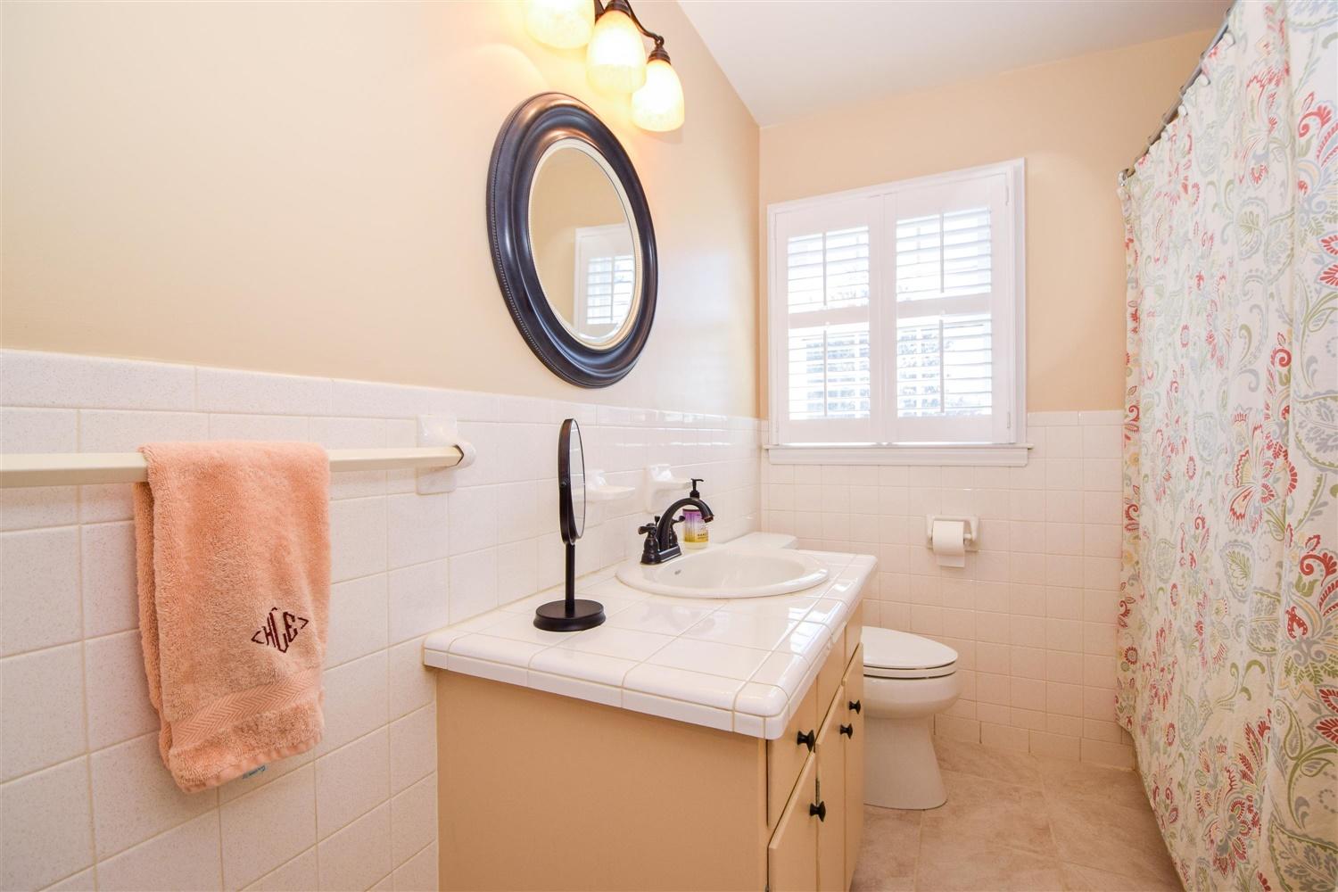 3486 Greencliff Road Roanoke, VA 24018 - Photo 18 of 30 Hall bath