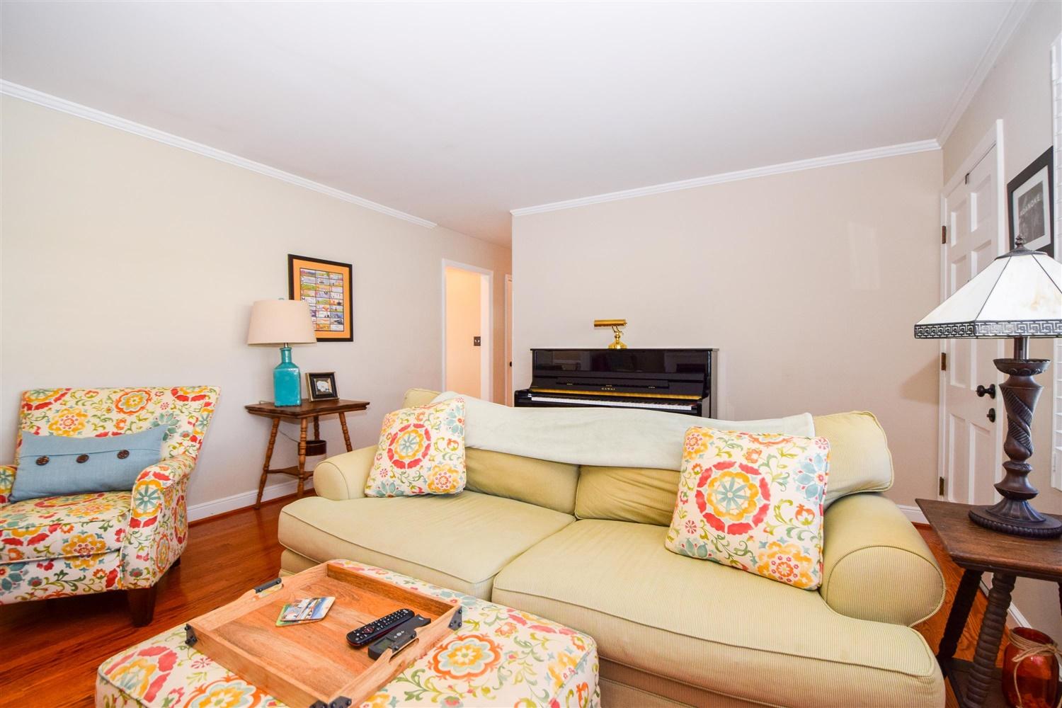 3486 Greencliff Road Roanoke, VA 24018 - Photo 5 of 30 Living Room