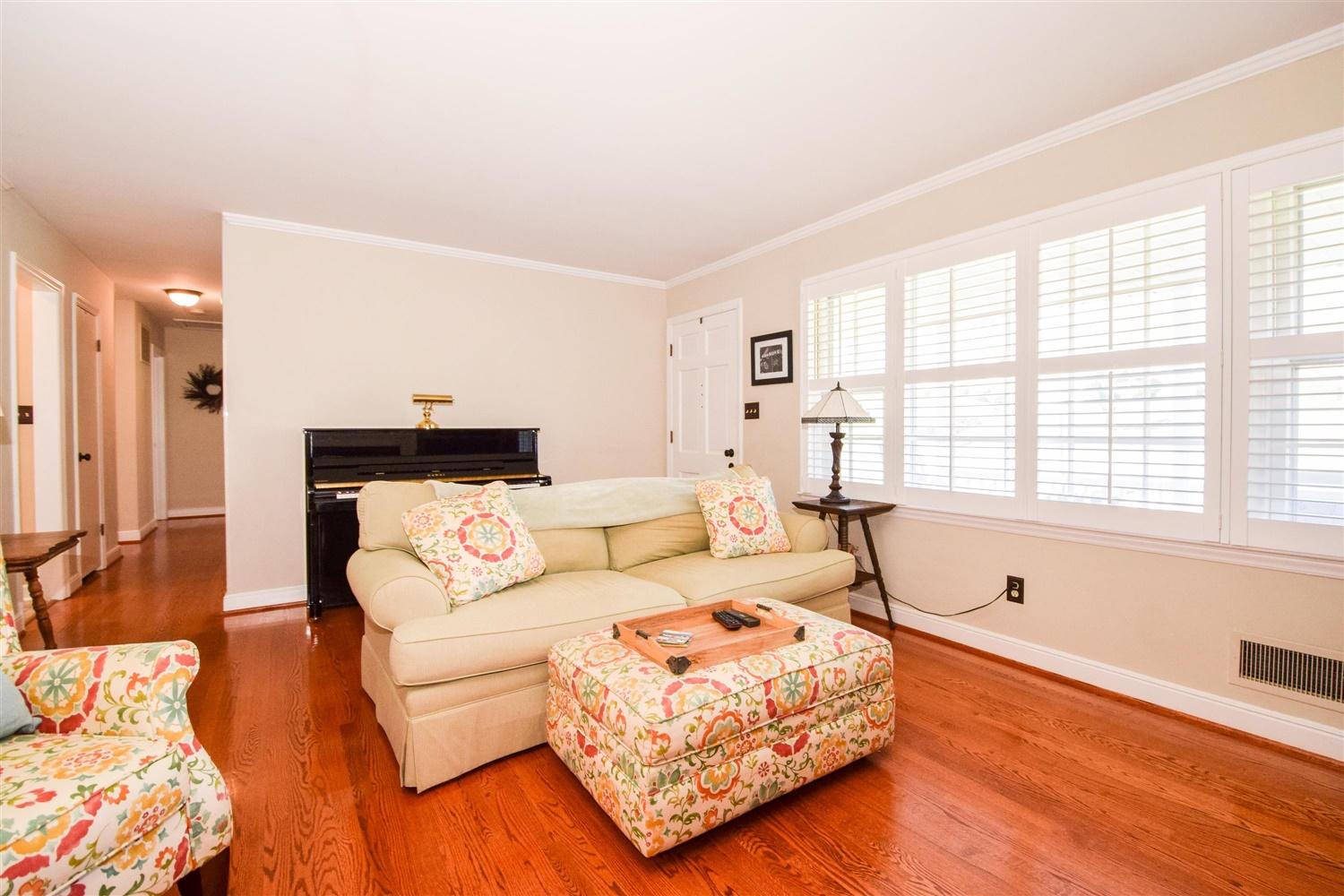 3486 Greencliff Road Roanoke, VA 24018 - Photo 6 of 30 Lots of natural light