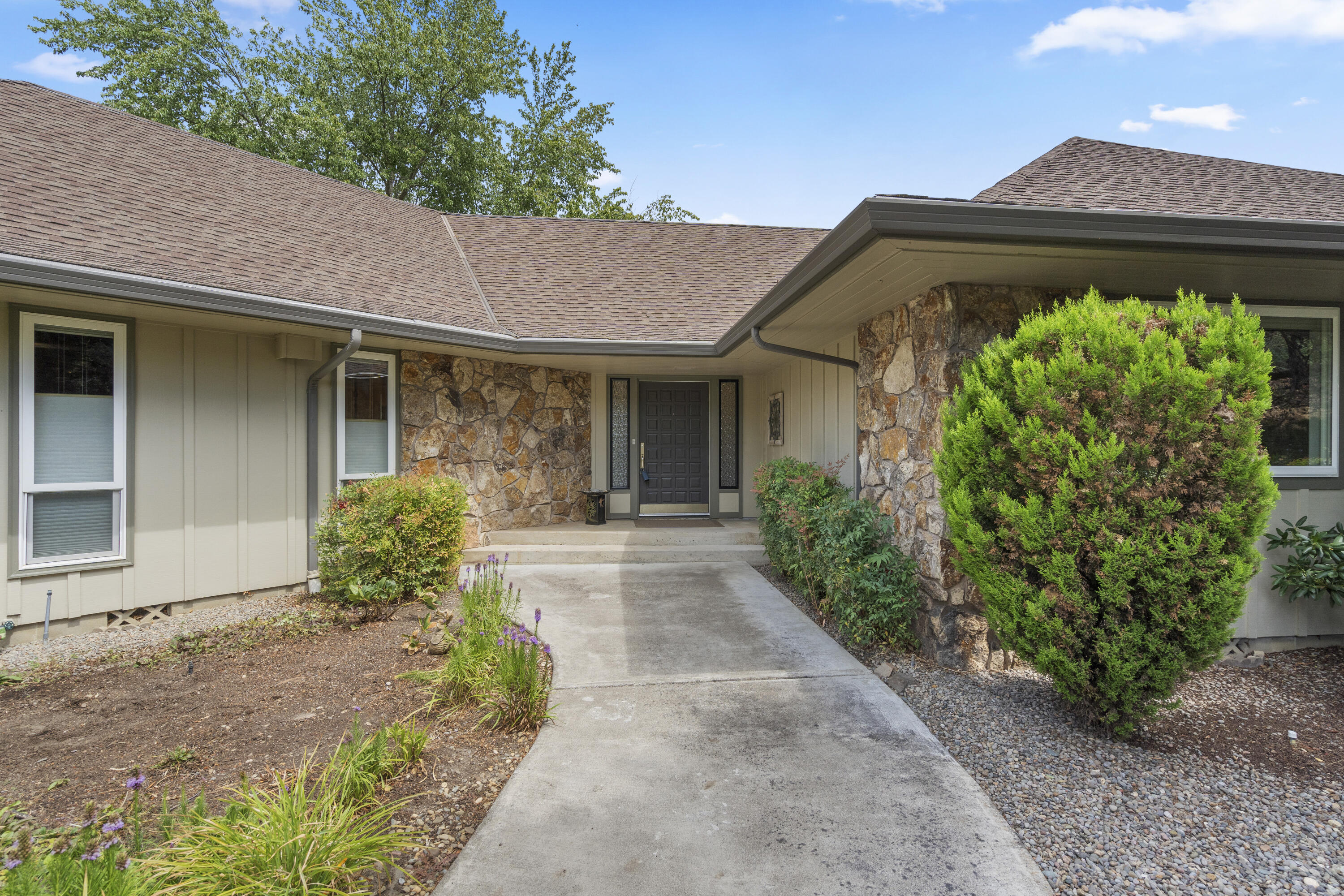 3455 Ross Lane Central Point, OR 97502 - Photo 7 of 70 3455 Ross Lane, Central Point - 27