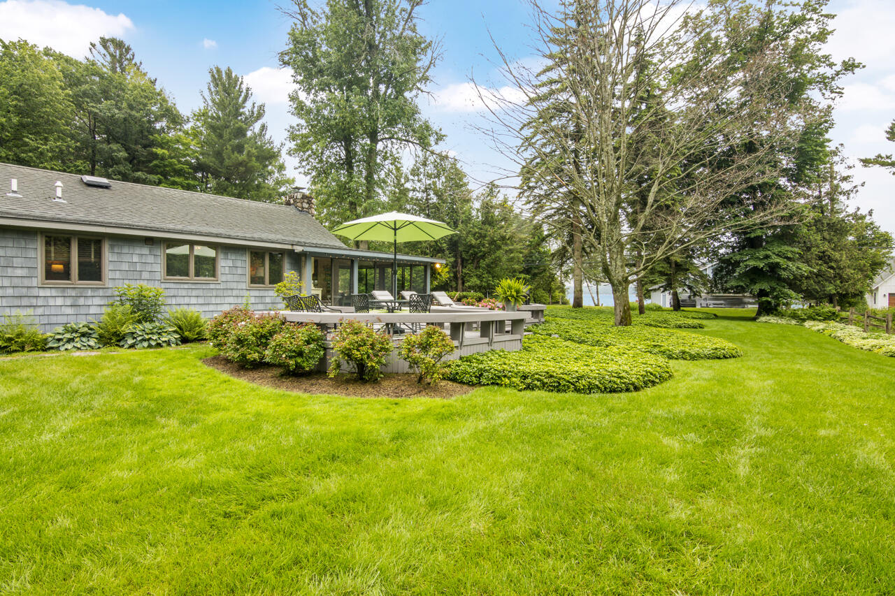 1696 Nichols Road Beulah, MI 49617 - Photo 5 of 49 40-Scene-36
