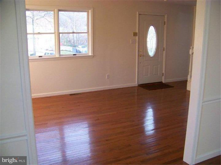 608 Shipley Lane Springfield, PA 19064 - Photo 9 of 17 Living Room