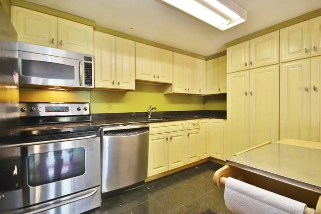 $470,000 | 15 Stewart Place, Unit 1R, White Plains, NY 10603