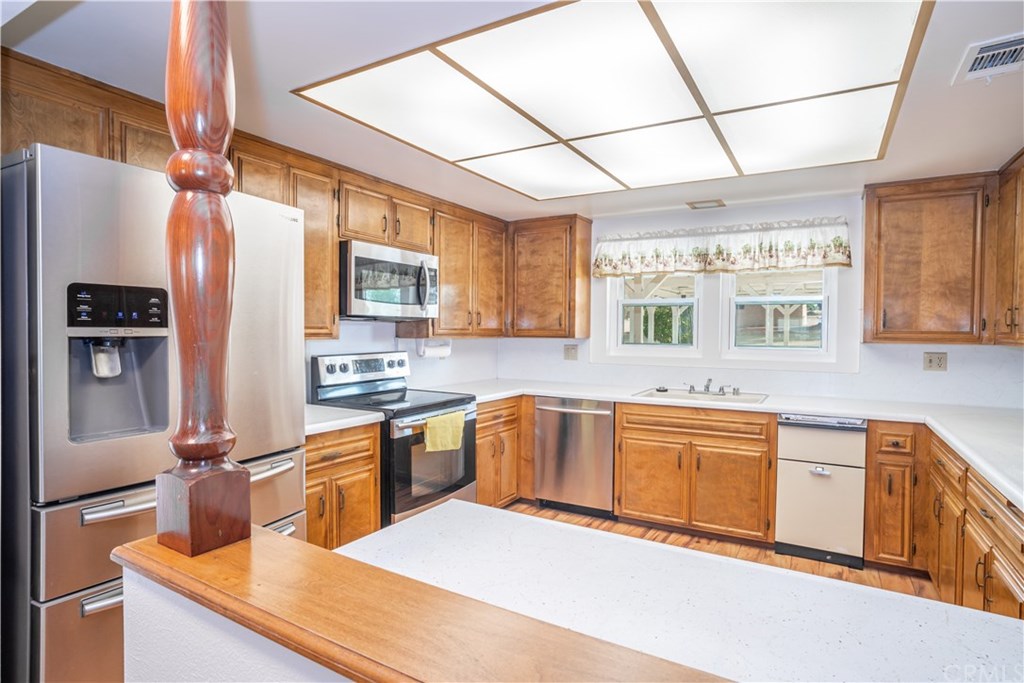 17301 Santa Rosa Mine Road Perris, CA 92570 - Photo 10 of 42 Kitchen with stainless steel appliances