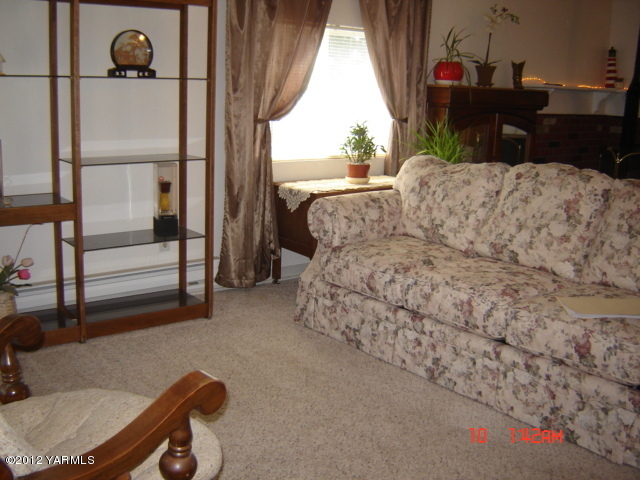 1091 Deeringhoff Road Moxee, WA 98936 - Photo 2 of 12 a living room with furniture and a window