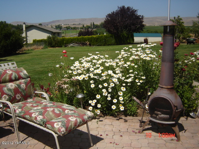 1091 Deeringhoff Road Moxee, WA 98936 - Photo 12 of 12 a patio with table and chairs and potted plants