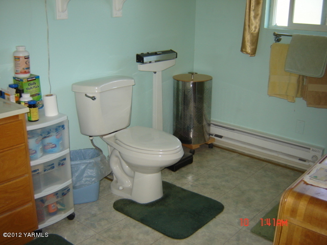 1091 Deeringhoff Road Moxee, WA 98936 - Photo 6 of 12 a bathroom with a toilet and a sink