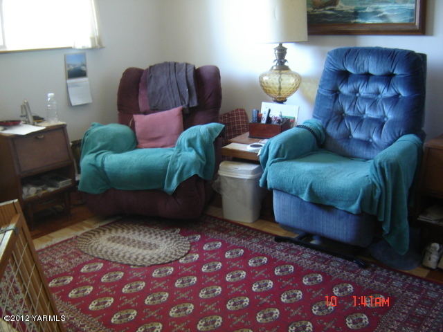 1091 Deeringhoff Road Moxee, WA 98936 - Photo 8 of 12 a living room with furniture rug and lamp