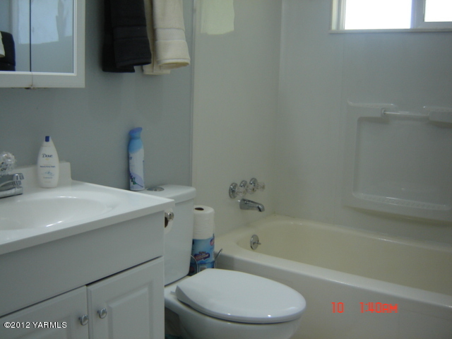 1091 Deeringhoff Road Moxee, WA 98936 - Photo 9 of 12 a bathroom with a sink a toilet and bathtub