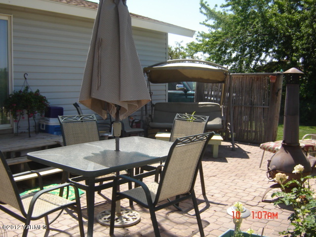 1091 Deeringhoff Road Moxee, WA 98936 - Photo 10 of 12 a patio with table and chairs