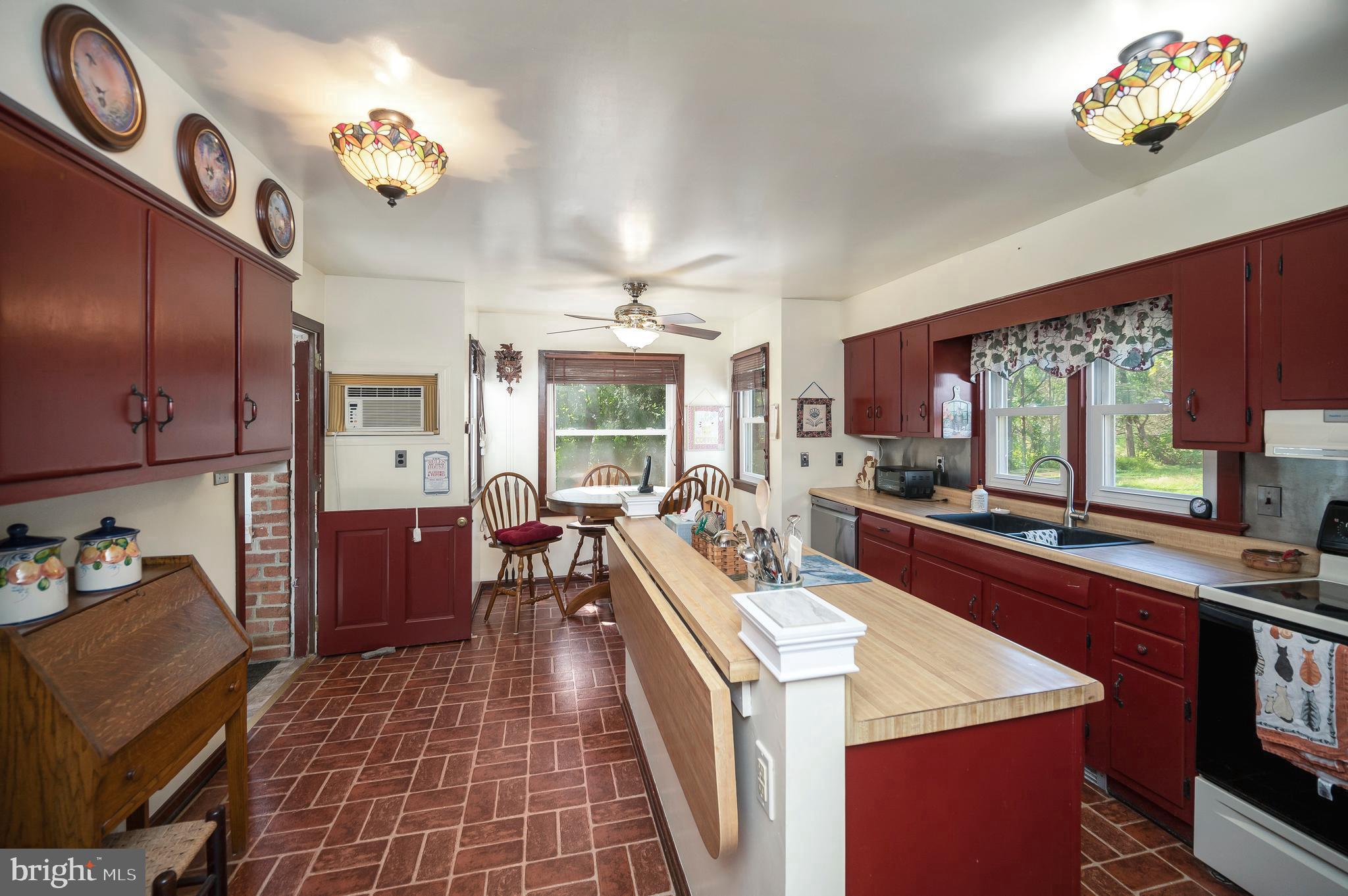 31934 Indiantown Road Locust Grove, VA 22508 - Photo 20 of 60 Large island with expandable countertop