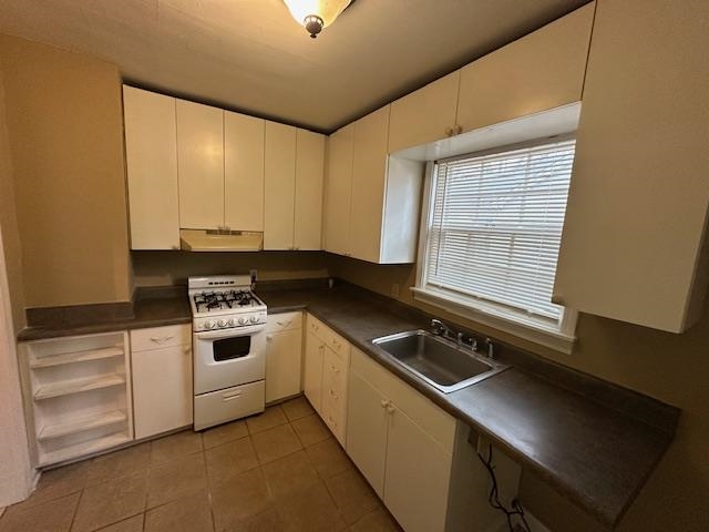842 South Graham Street Memphis, TN 38111 - Photo 8 of 14 a kitchen that has a sink and a stove