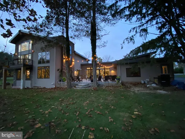 a view of a house with backyard and garden