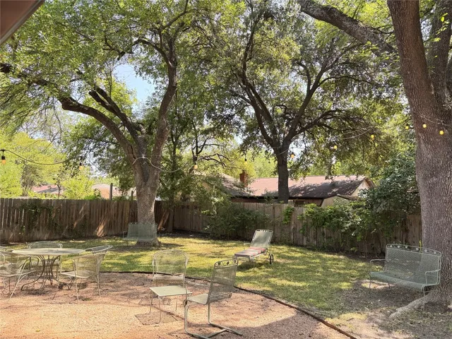 a view of a yard with a house