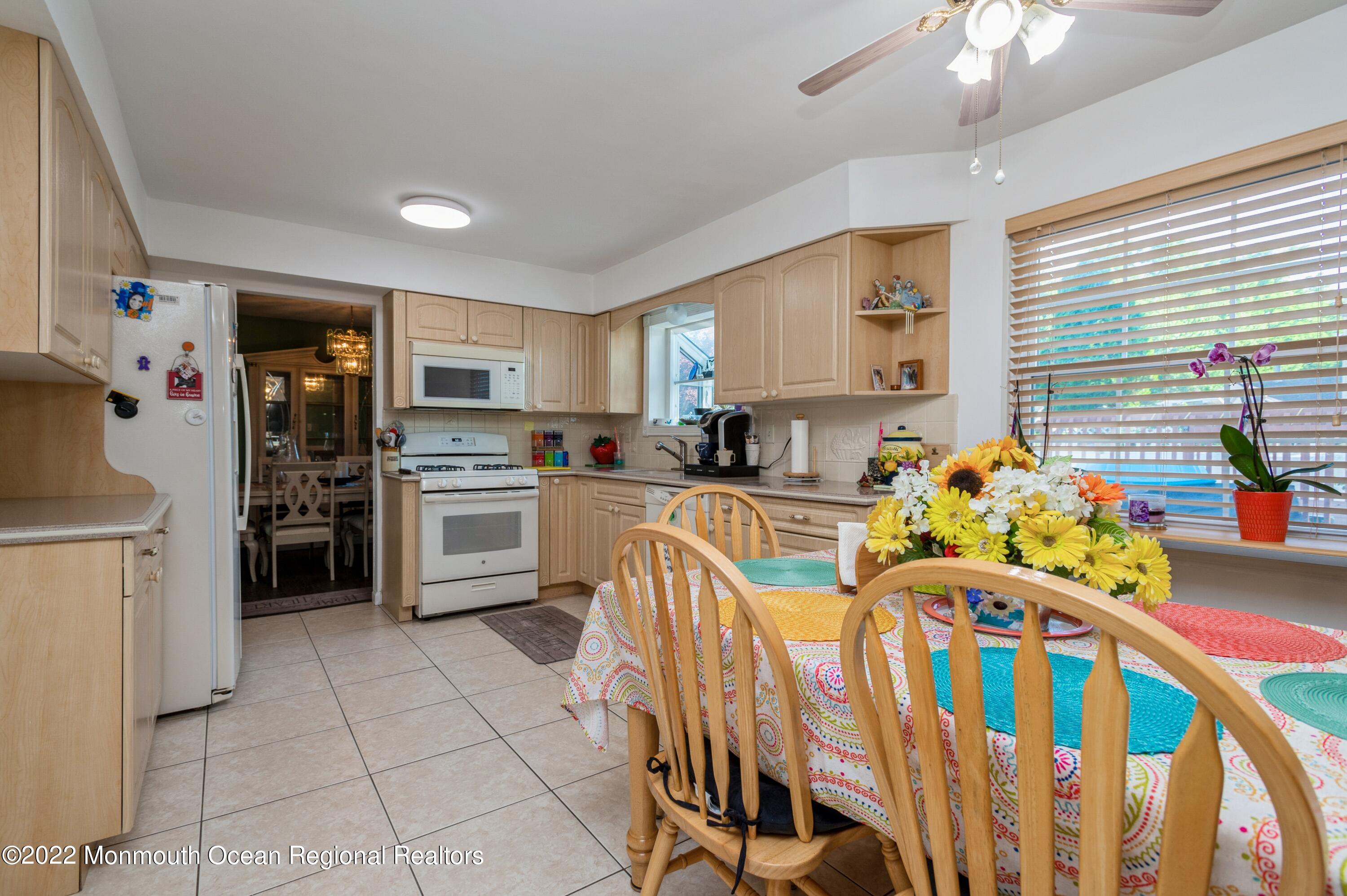 9 Remsen Drive Howell, NJ 07731 - Photo 11 of 23 11_9RemsenDr_177004_Kitchen_HiRes