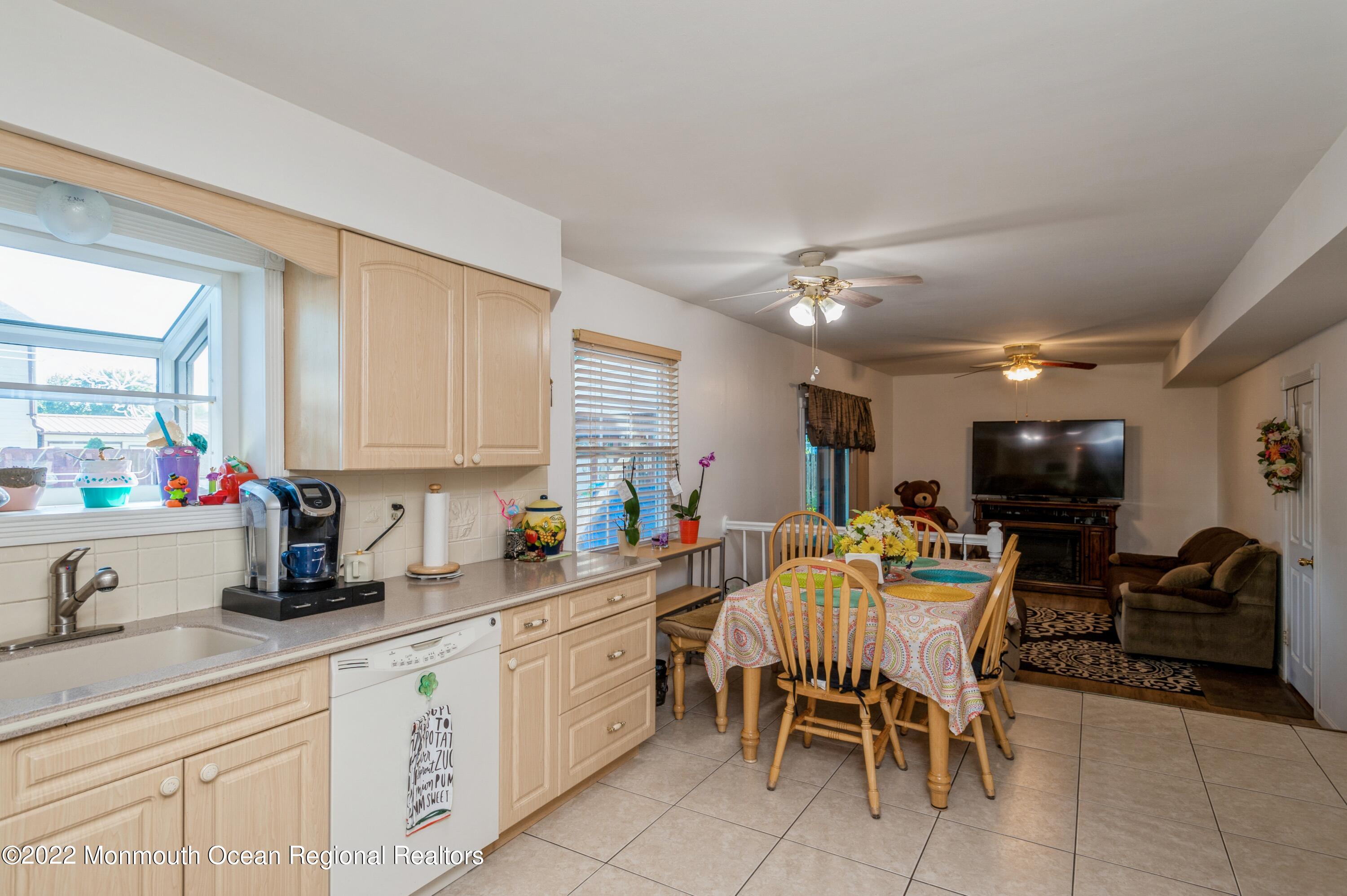 9 Remsen Drive Howell, NJ 07731 - Photo 8 of 23 08_9RemsenDr_5_Kitchen_HiRes