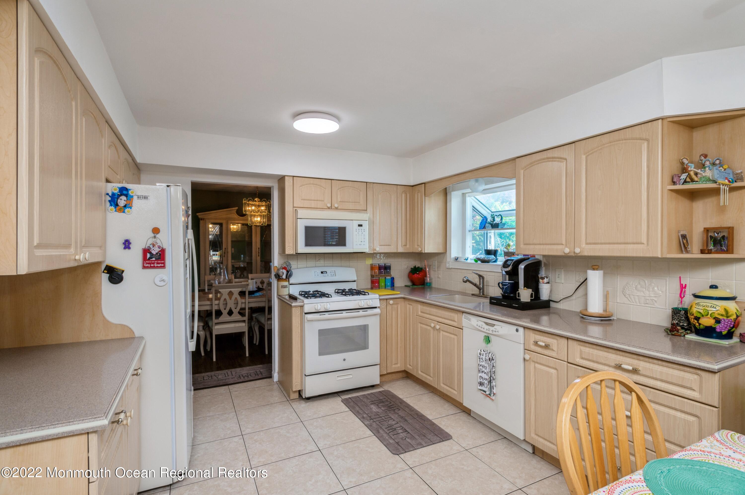 9 Remsen Drive Howell, NJ 07731 - Photo 9 of 23 09_9RemsenDr_177001_Kitchen_HiRes