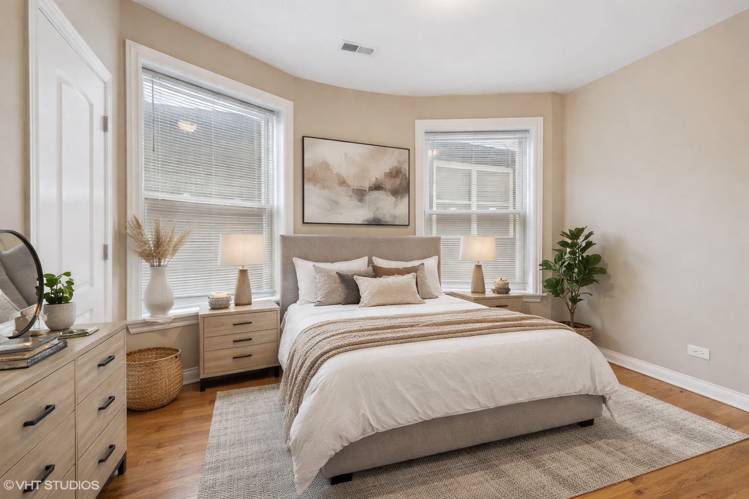 4522 South Calumet Avenue Chicago, IL 60653 - Photo 5 of 7 a bedroom with bed and large windows
