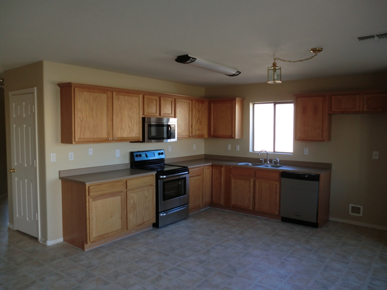 2514 West Tanner Ranch Road San Tan Valley, AZ 85144 - Photo 5 of 20 Open eat in kitchen, new appliances