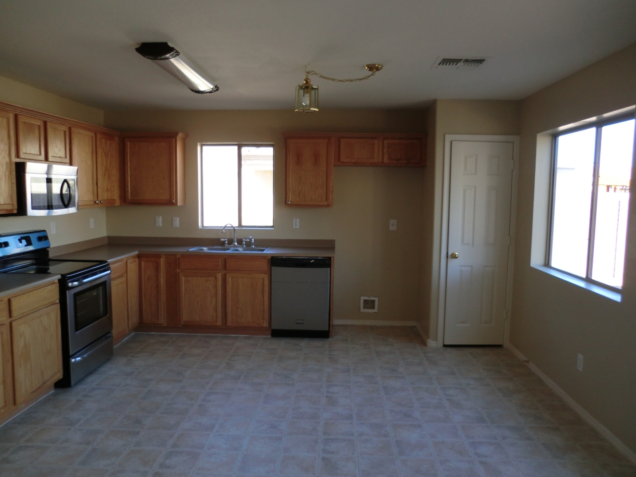 2514 West Tanner Ranch Road San Tan Valley, AZ 85144 - Photo 6 of 20 Eat in kitchen