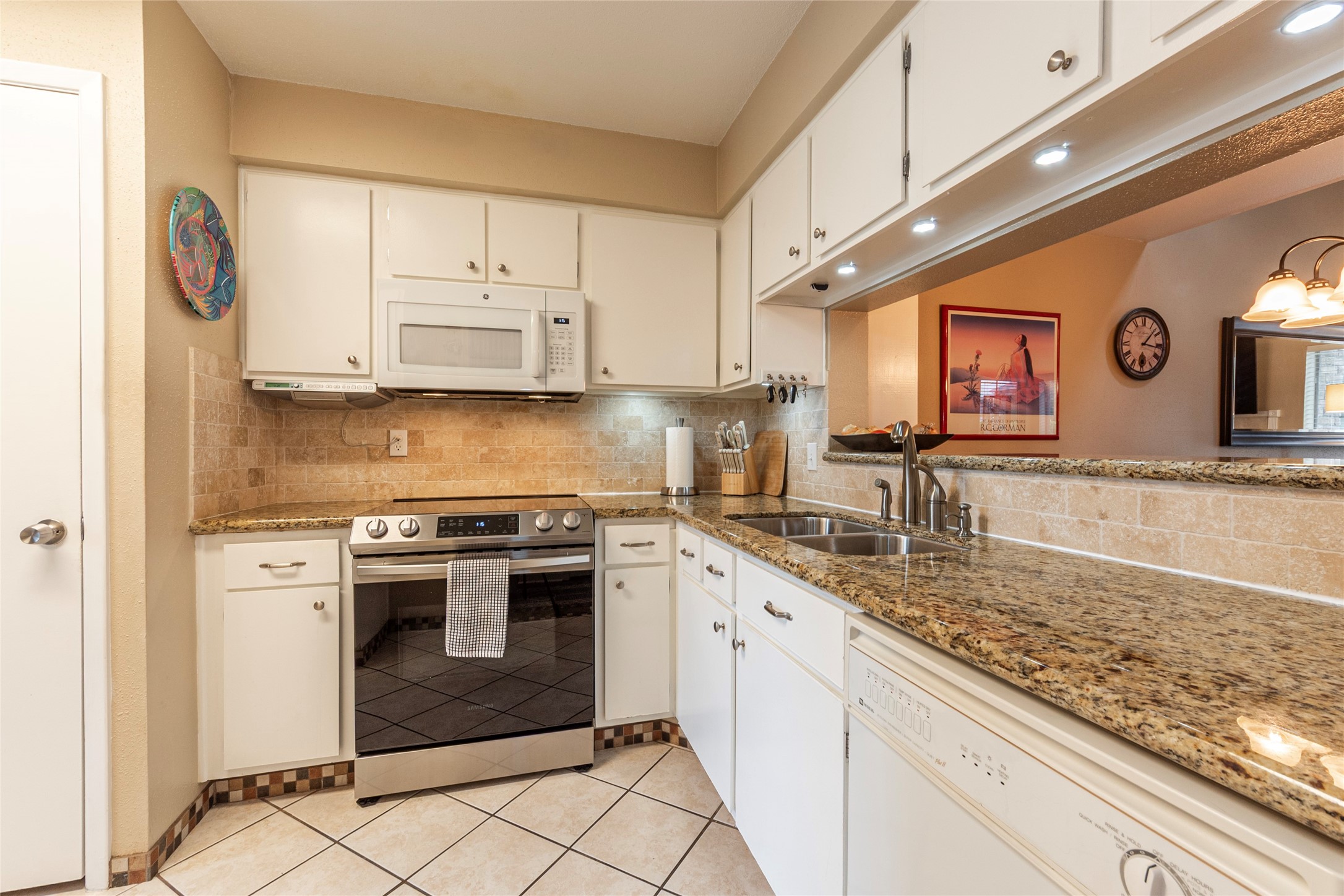 18800 Egret Bay Boulevard, Unit 1405 Webster, TX 77058 - Photo 13 of 40 Granite counters and plenty of cabinets for storage