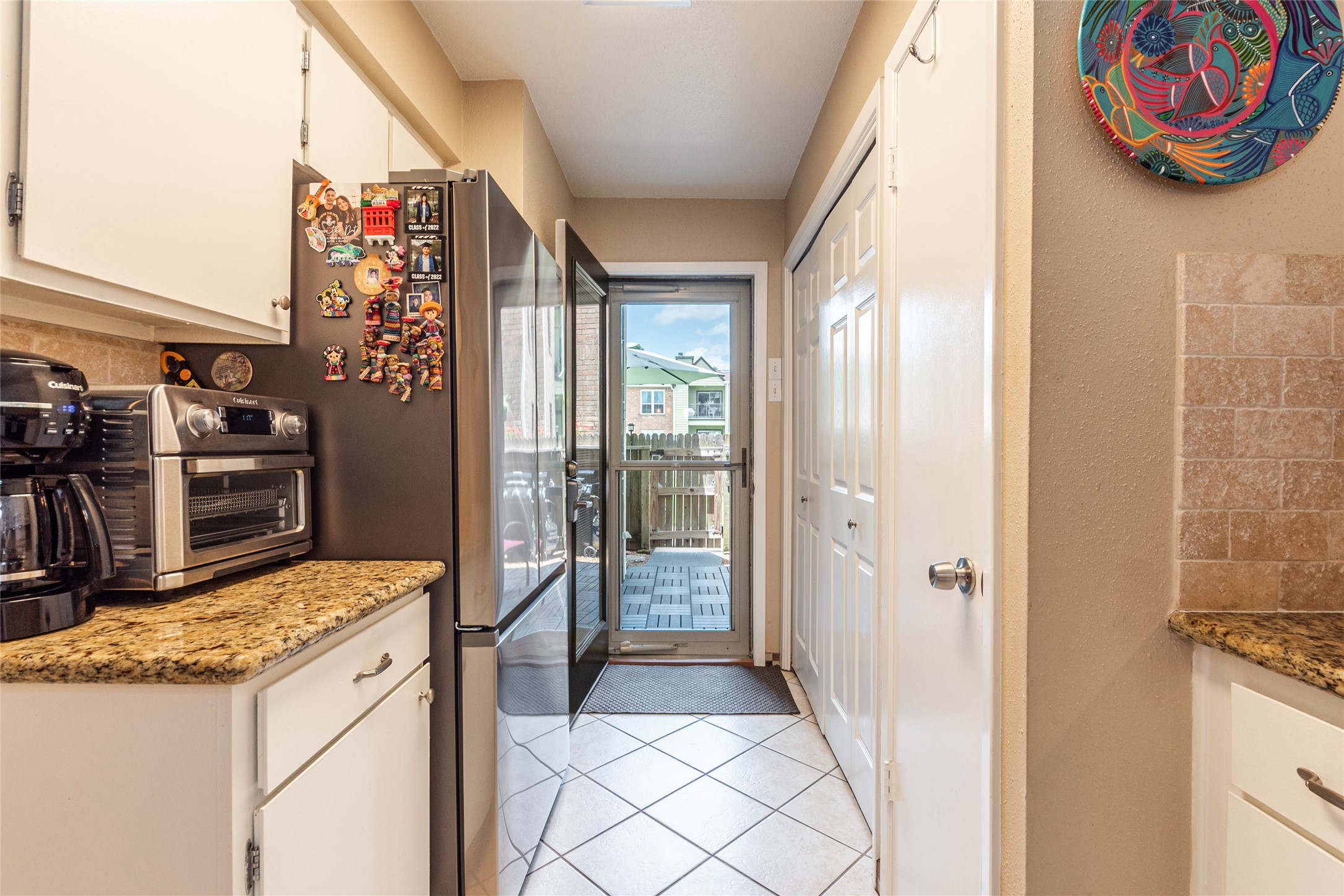 18800 Egret Bay Boulevard, Unit 1405 Webster, TX 77058 - Photo 16 of 40 Patio door at the back of the kitchen leads you to the outdoor fenced patio space