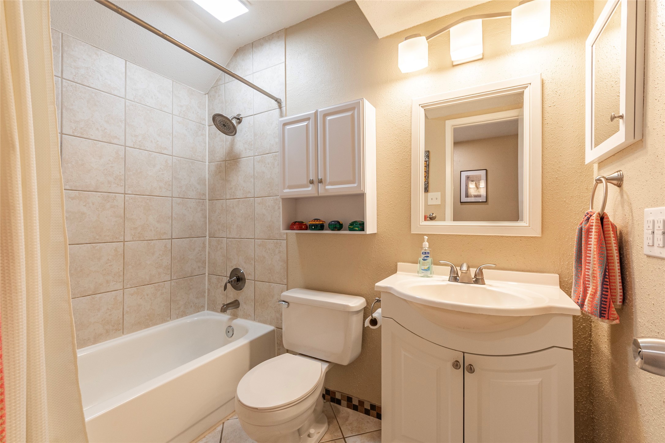 18800 Egret Bay Boulevard, Unit 1405 Webster, TX 77058 - Photo 22 of 40 Secondary bathroom downstairs offers a tub/shower combo