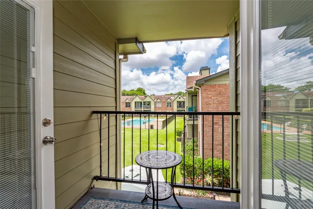 $167,500 | 18800 Egret Bay Boulevard, Unit 1405, Webster, TX 77058