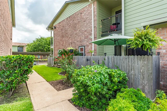 $167,500 | 18800 Egret Bay Boulevard, Unit 1405, Webster, TX 77058