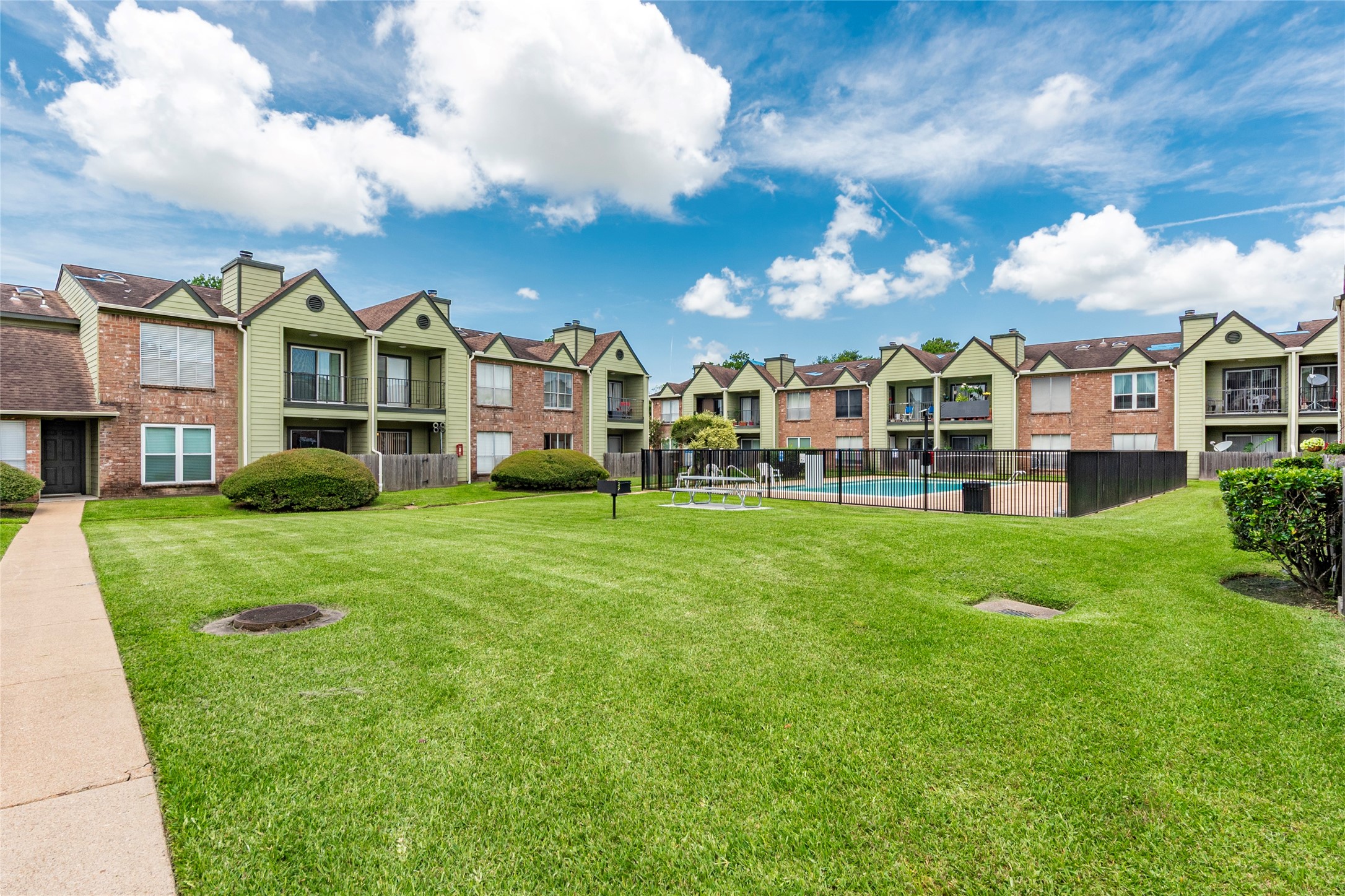 18800 Egret Bay Boulevard, Unit 1405 Webster, TX 77058 - Photo 31 of 40 Greenspace between home and pool