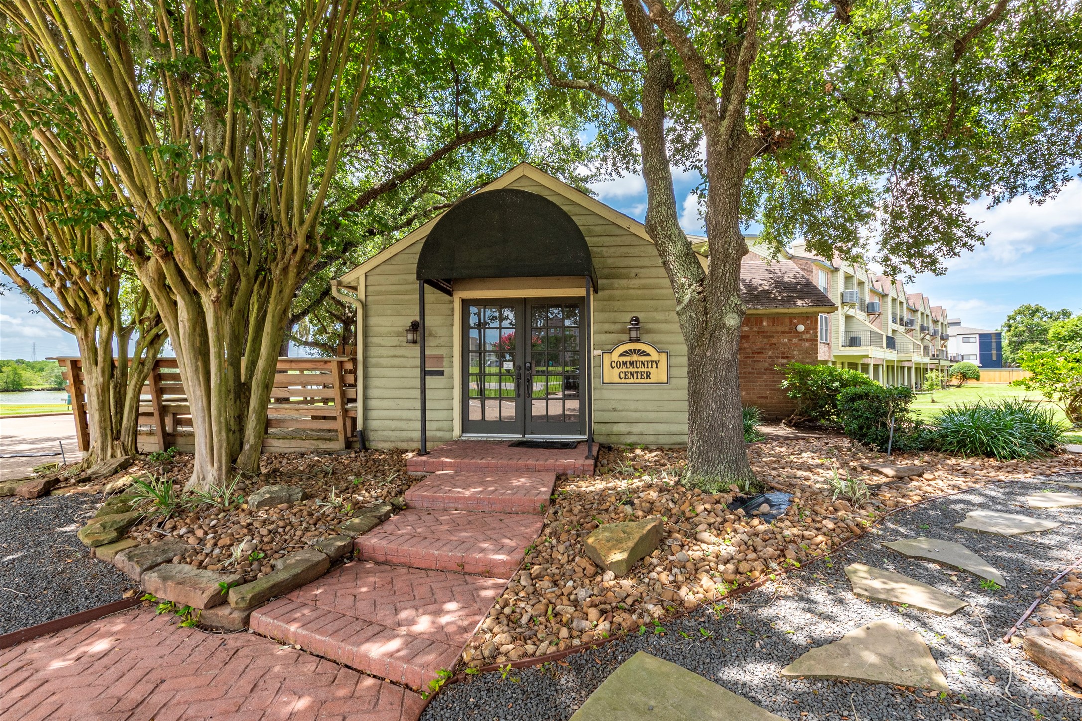 18800 Egret Bay Boulevard, Unit 1405 Webster, TX 77058 - Photo 35 of 40 Entrance to clubhouse