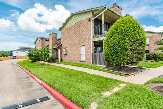 $167,500 | 18800 Egret Bay Boulevard, Unit 1405, Webster, TX 77058