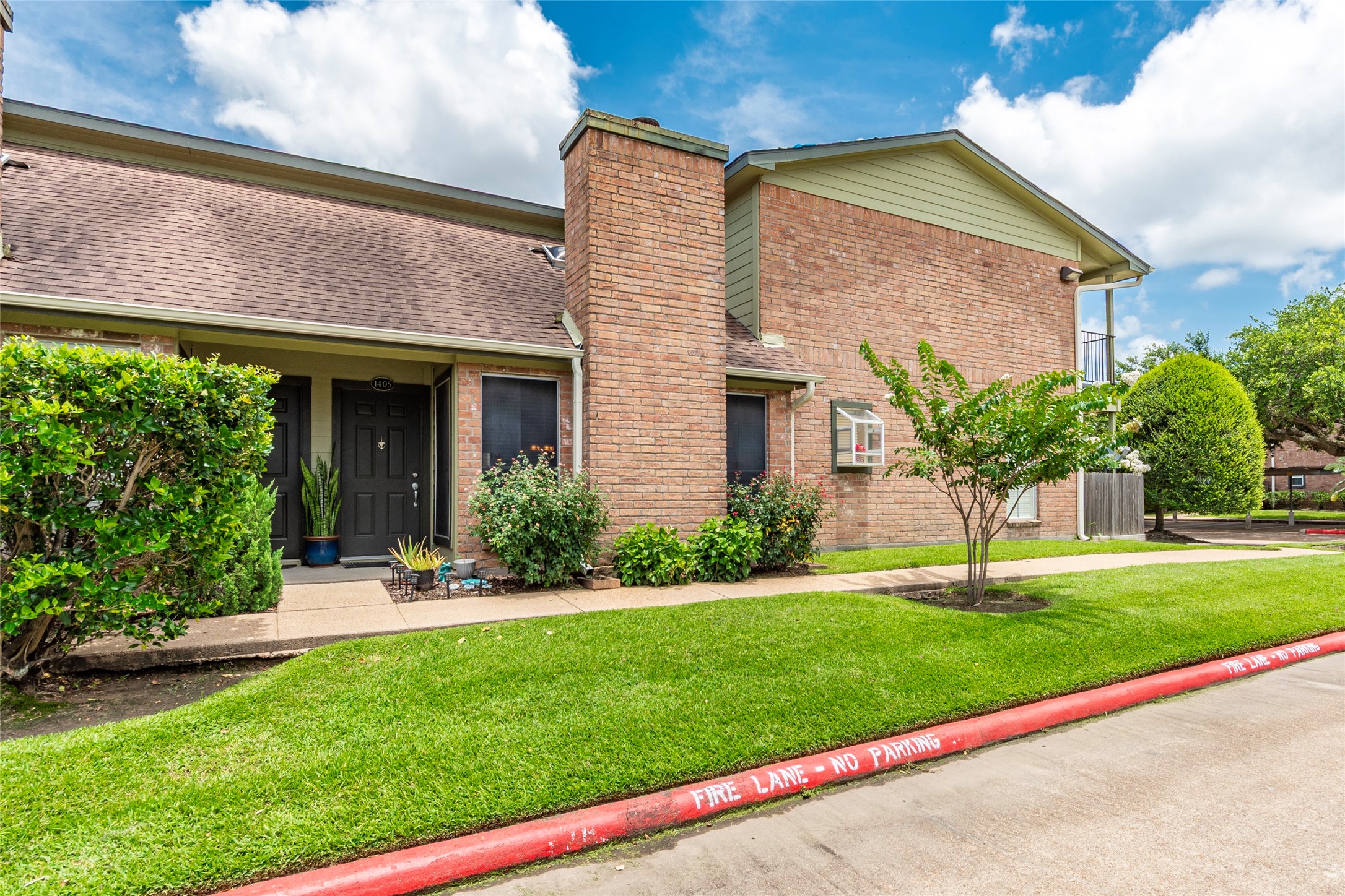 18800 Egret Bay Boulevard, Unit 1405 Webster, TX 77058 - Photo 5 of 40 Private entrance with guest parking directly in front of home