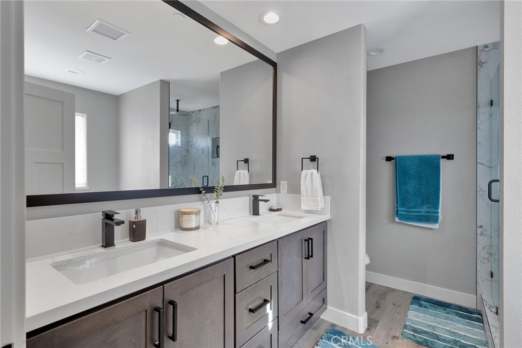 21533 Del Oro Road Apple Valley, CA 92308 - Photo 15 of 35 a bathroom with double sink and a mirror