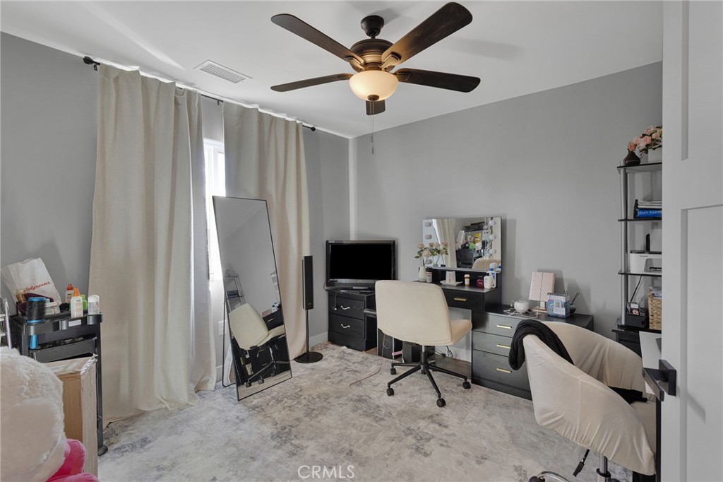 21533 Del Oro Road Apple Valley, CA 92308 - Photo 19 of 35 a workspace with furniture and a window