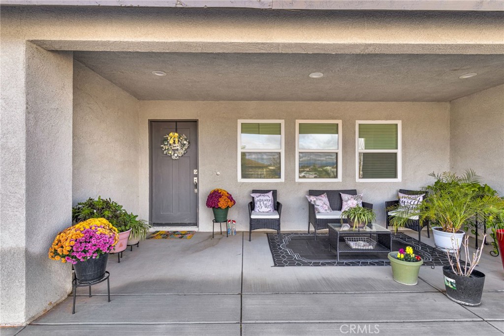 21533 Del Oro Road Apple Valley, CA 92308 - Photo 3 of 35 a lobby with a couch and potted plant