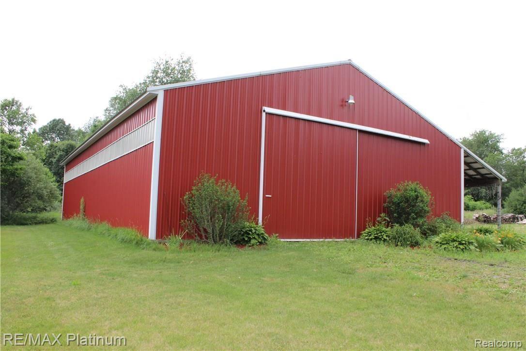 6691 Mabley Hill Road Fenton, MI 48430 - Photo 12 of 28 Side light on barn lets in plenty of light, entry doors at both ends.