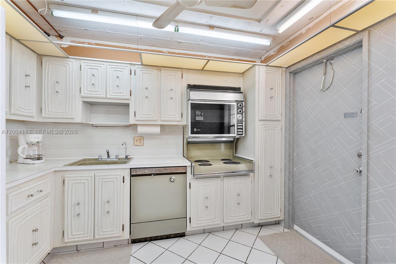 2661 South Course Drive, Unit 805 Pompano Beach, FL 33069 - Photo 7 of 20