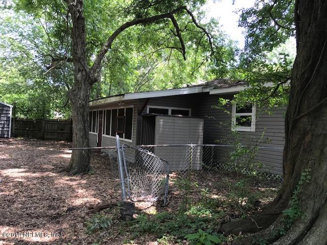 5205 Hancock Road Jacksonville, FL 32254 - Photo 20 of 25 a backyard of a house with table and chairs