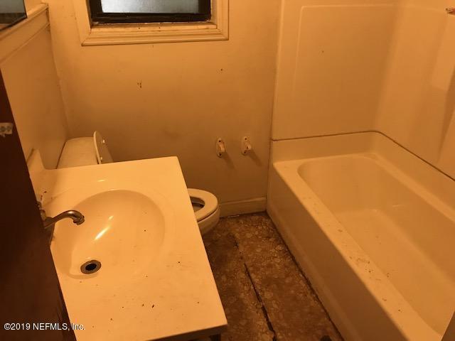 5205 Hancock Road Jacksonville, FL 32254 - Photo 9 of 25 a bathroom with a bathtub and toilet
