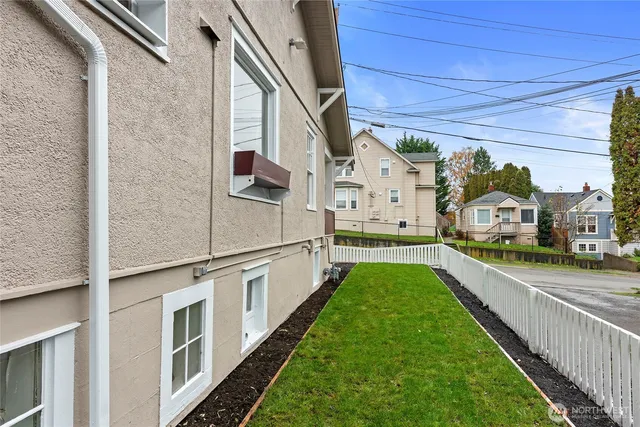 a view of a house with a yard