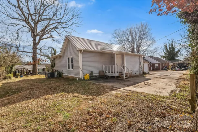 a view of a yard with a large tree